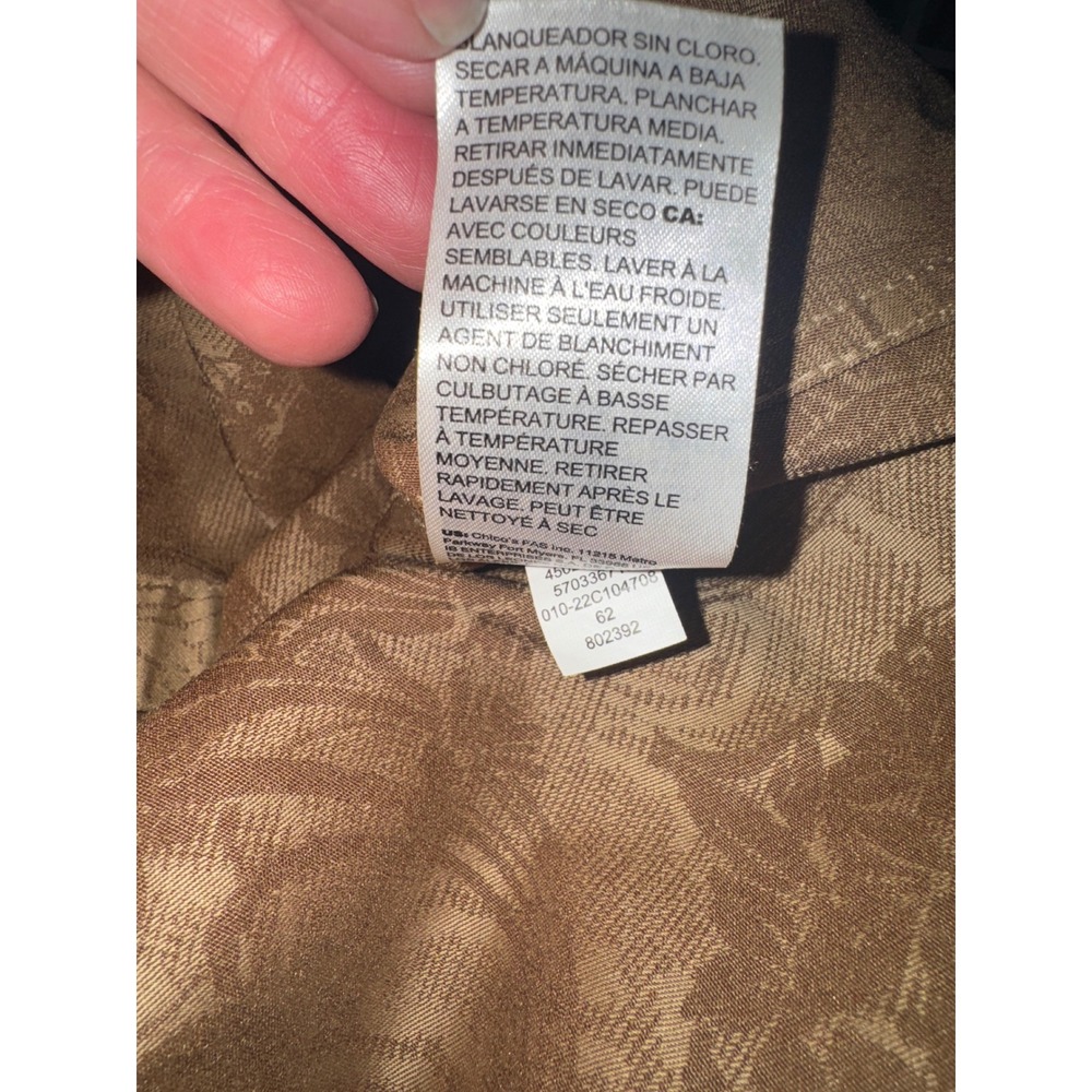 Chico's No Iron Chic Stretch Floral‎ Damask Shirt Tan - Picture 14 of 14
